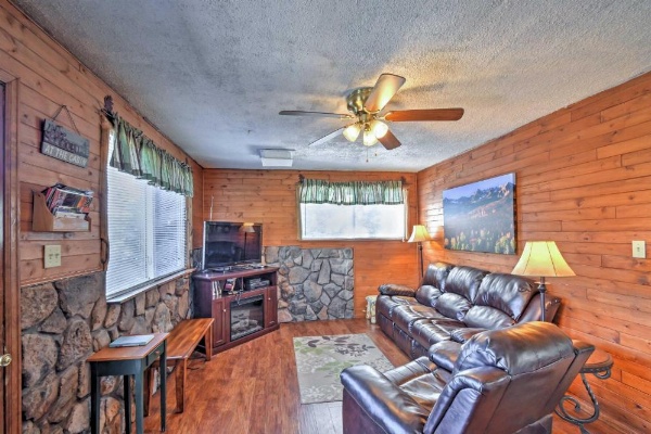 Cabin with Mtn Views - 5 Mi to Mueller State Park! image 17