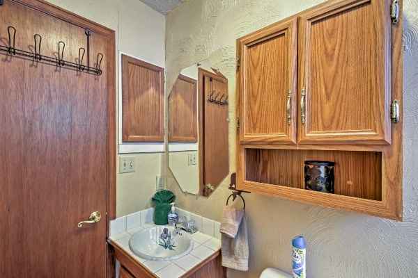 Cabin with Mtn Views - 5 Mi to Mueller State Park! Main image