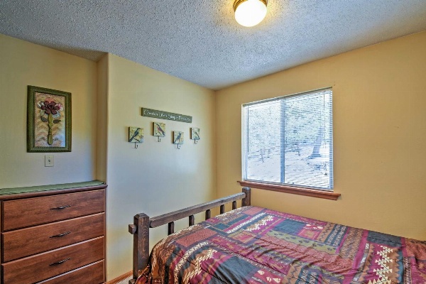 Cabin with Mtn Views - 5 Mi to Mueller State Park! image 6