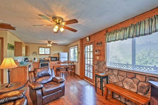 Cabin with Mtn Views - 5 Mi to Mueller State Park! image 8